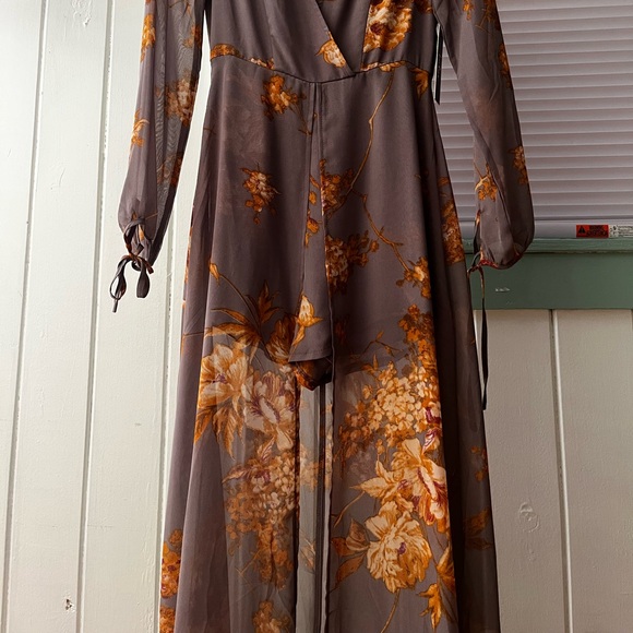 Flowy gray long train shorts v cut front body suit - Picture 9 of 10